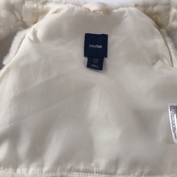 ✨Sold✨Baby Gap Faux Fur Cream Coloured Vest With Loop Buttons Size 0-6 Months - Picture 10 of 10